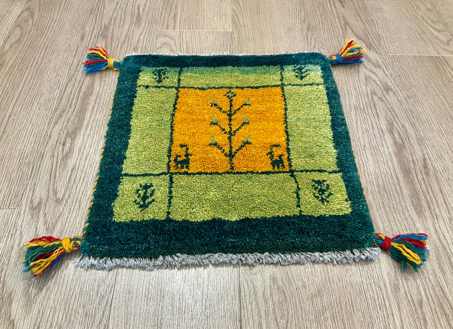 ギャッベ 40cm x 39cm T1671