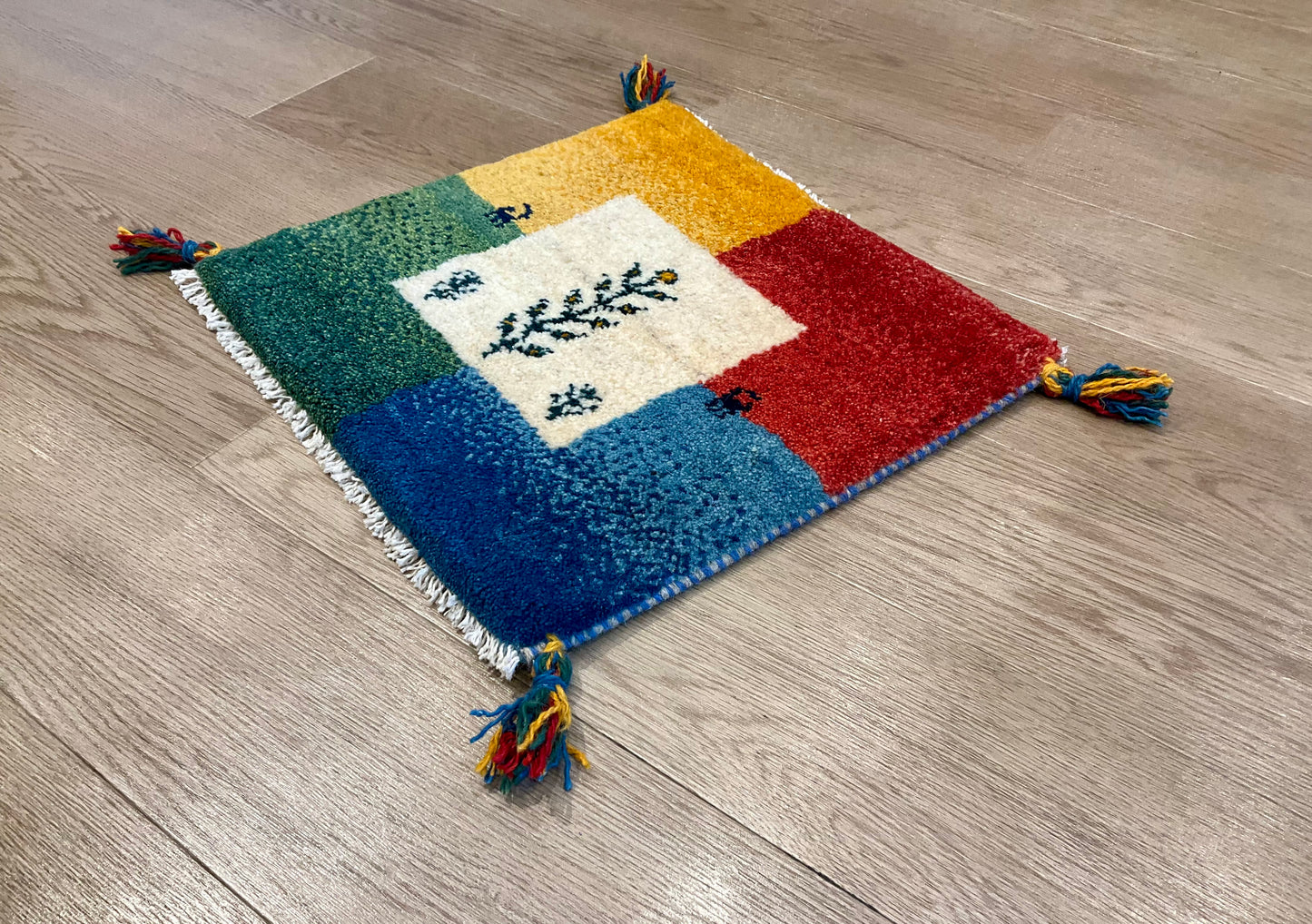ギャッベ 43cm x 42cm T7931