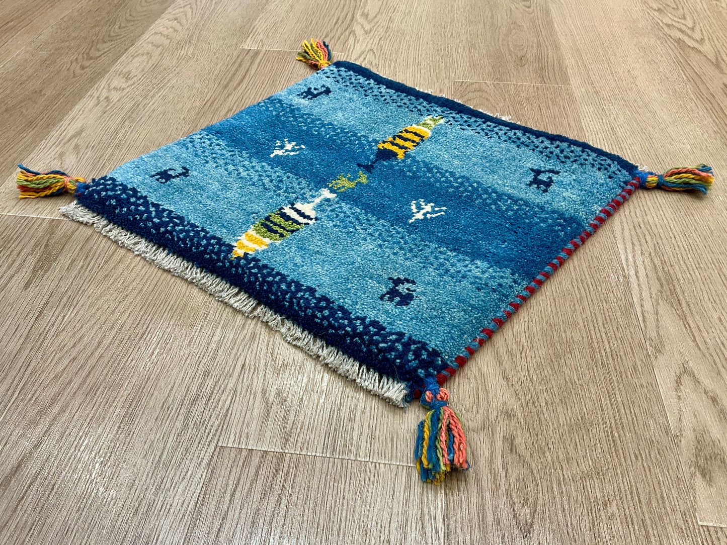 ギャッベ 41cm x 39cm AJ29510
