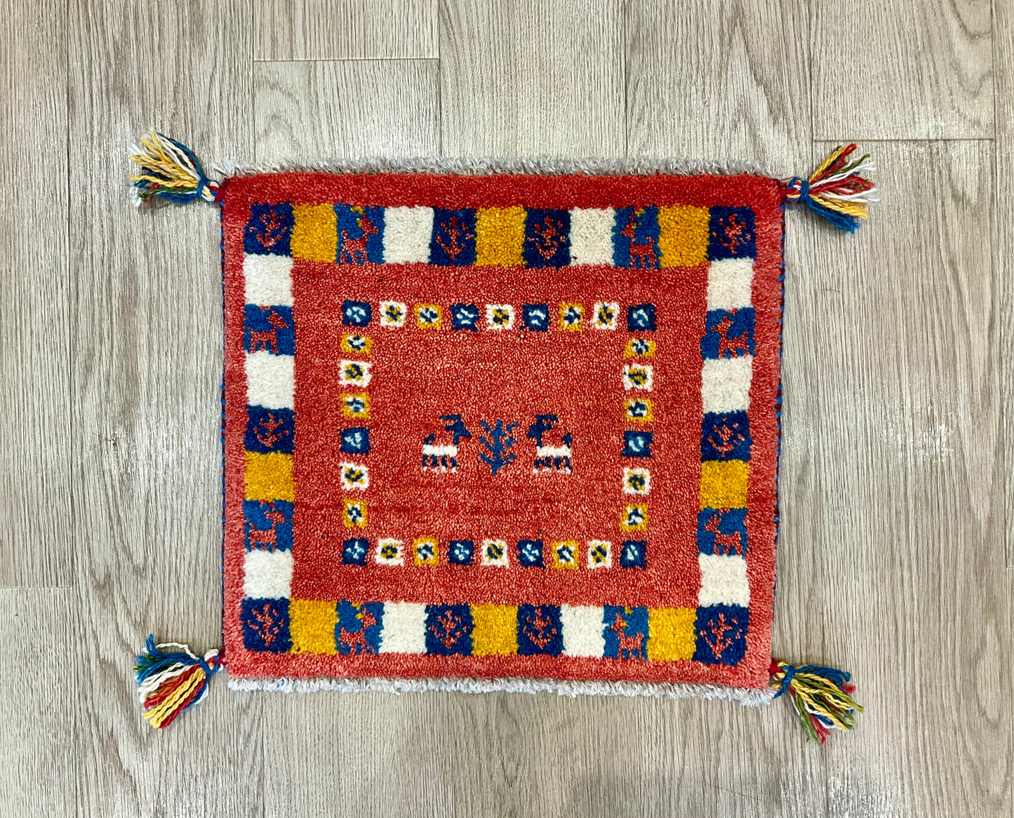 ギャッベ 45cm x 40cm AJ19641