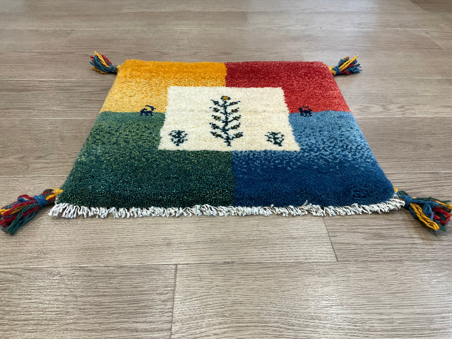 ギャッベ 43cm x 42cm T7931