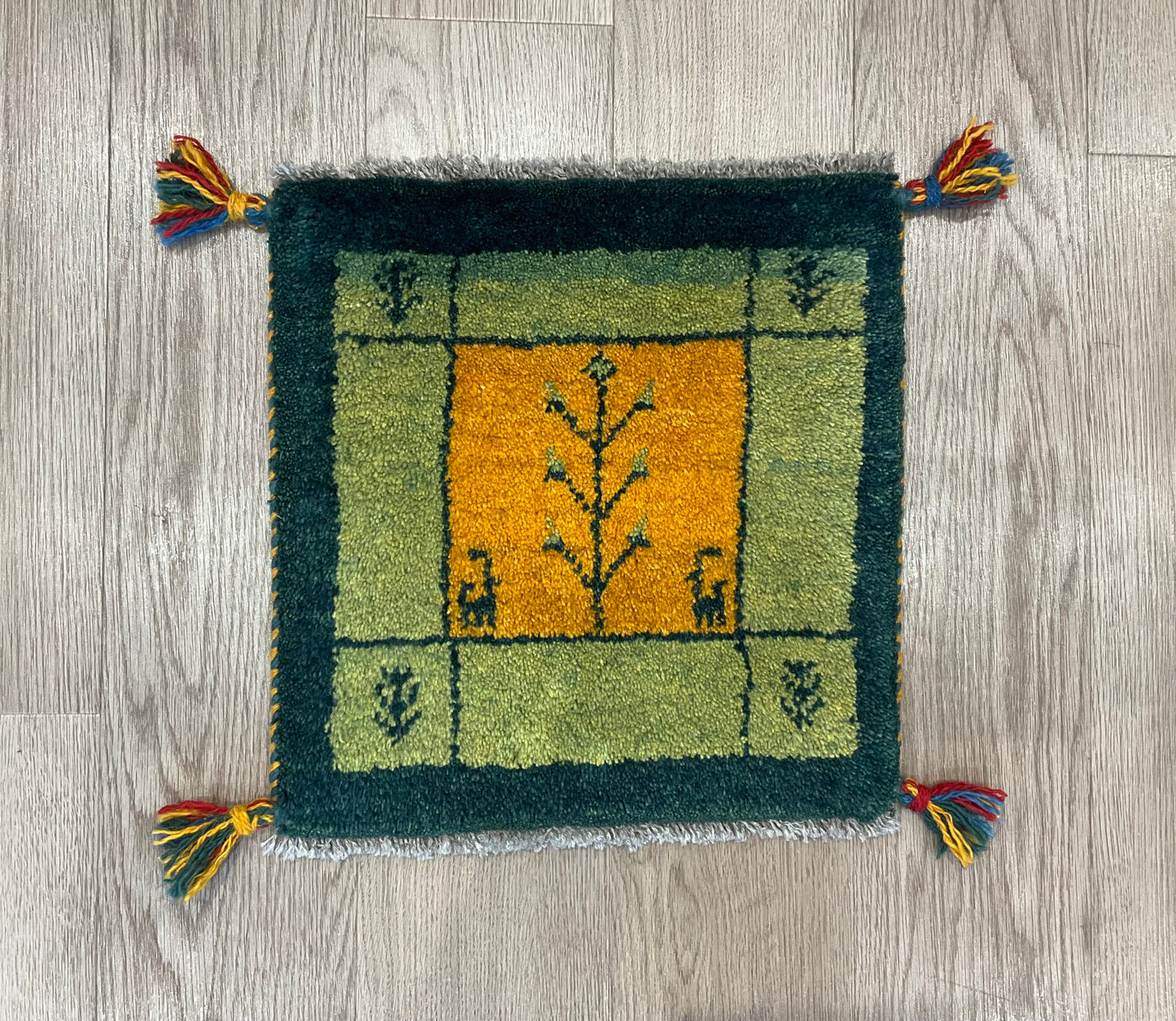 ギャッベ 40cm x 39cm T1671