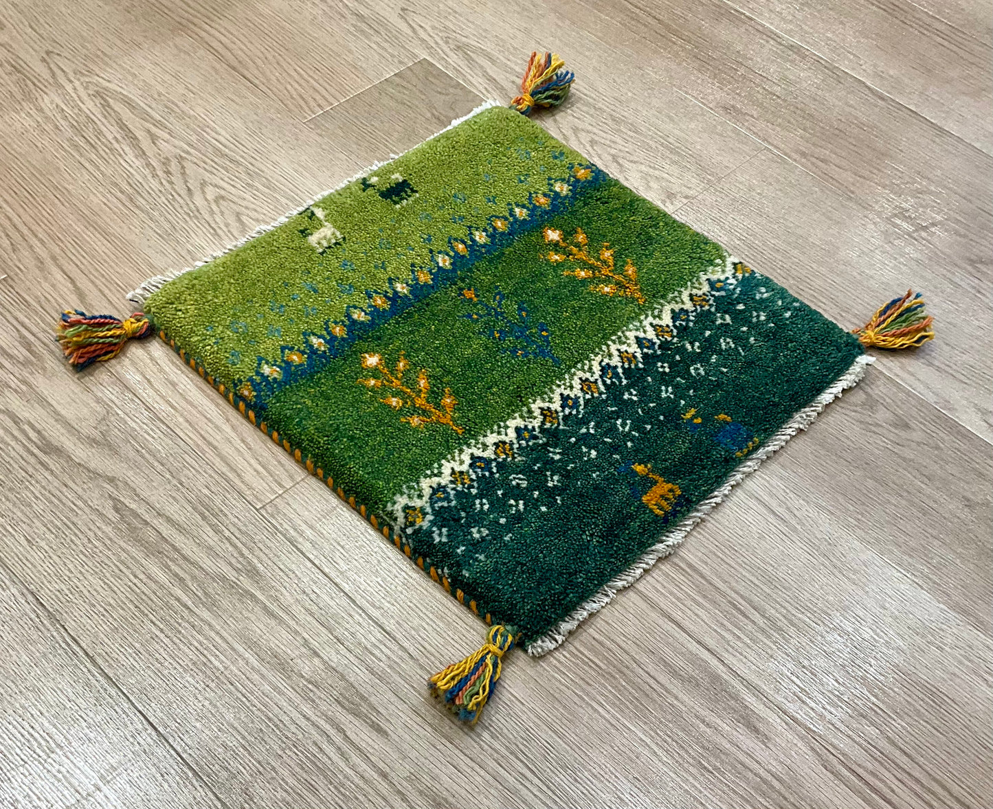 ギャッベ 42cm x 40cm T1066