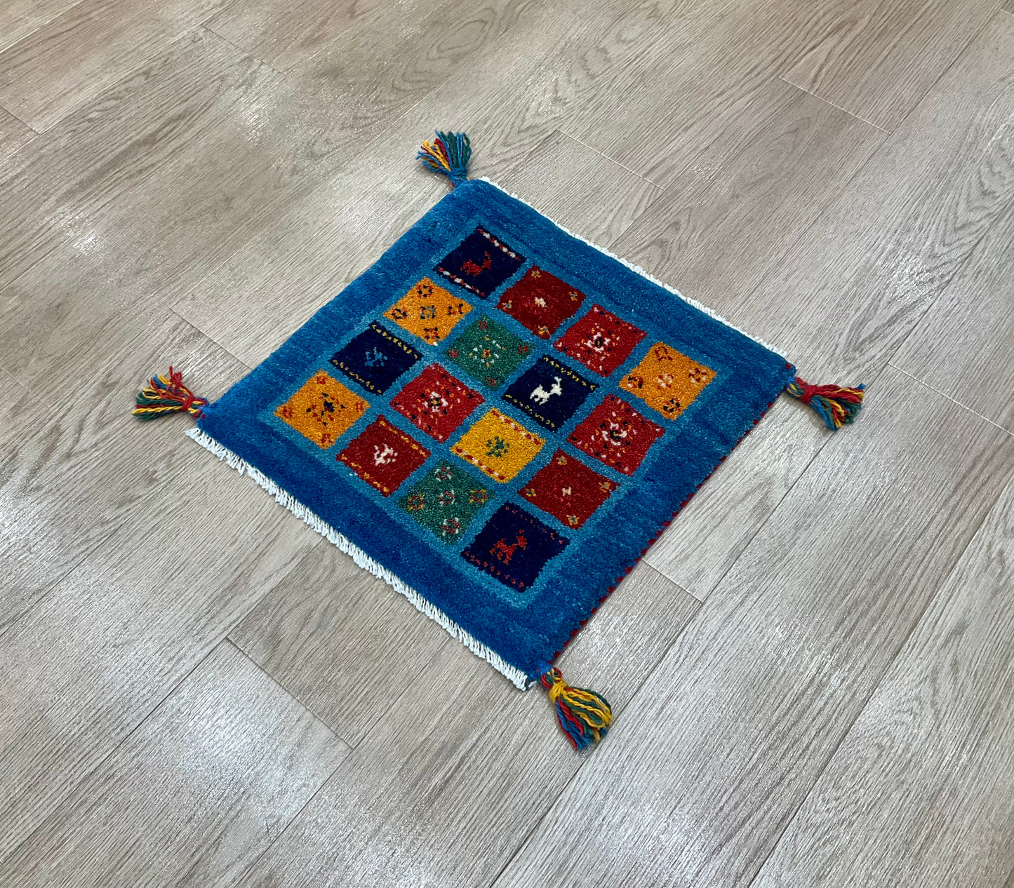 ギャッベ 42cm x 41cm T8868