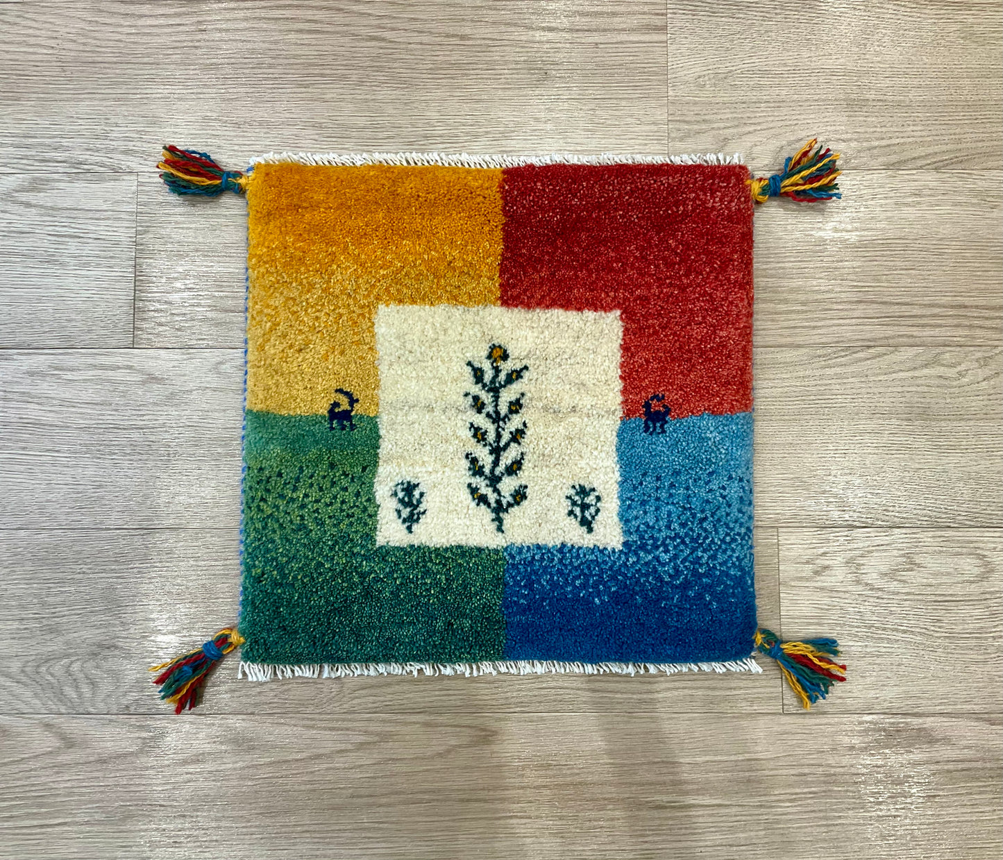 ギャッベ 43cm x 42cm T7931