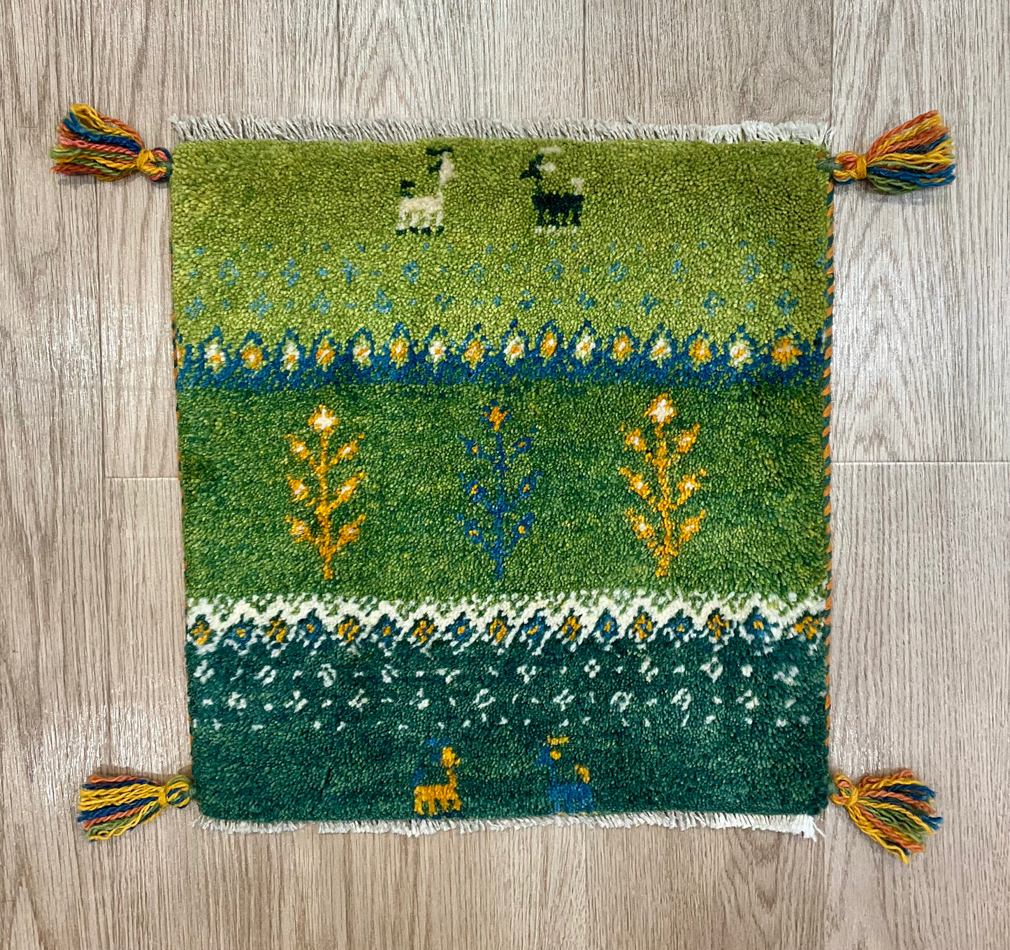 ギャッベ 42cm x 40cm T1066