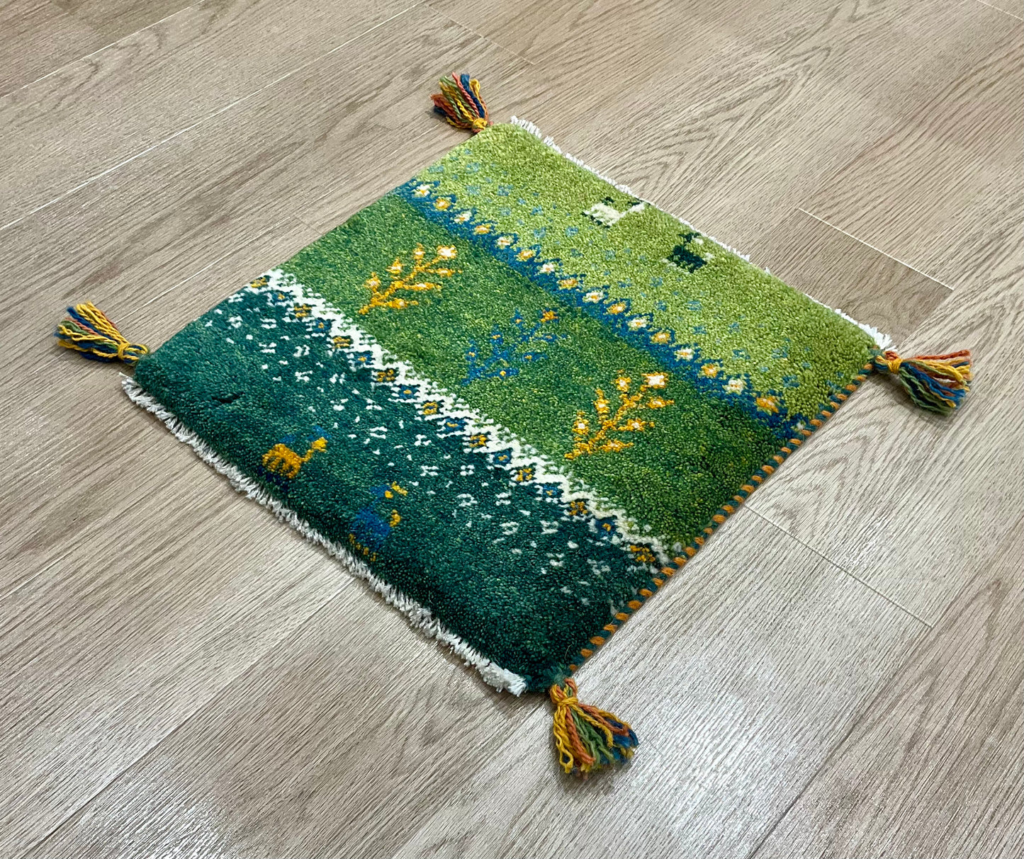 ギャッベ 42cm x 40cm T1066