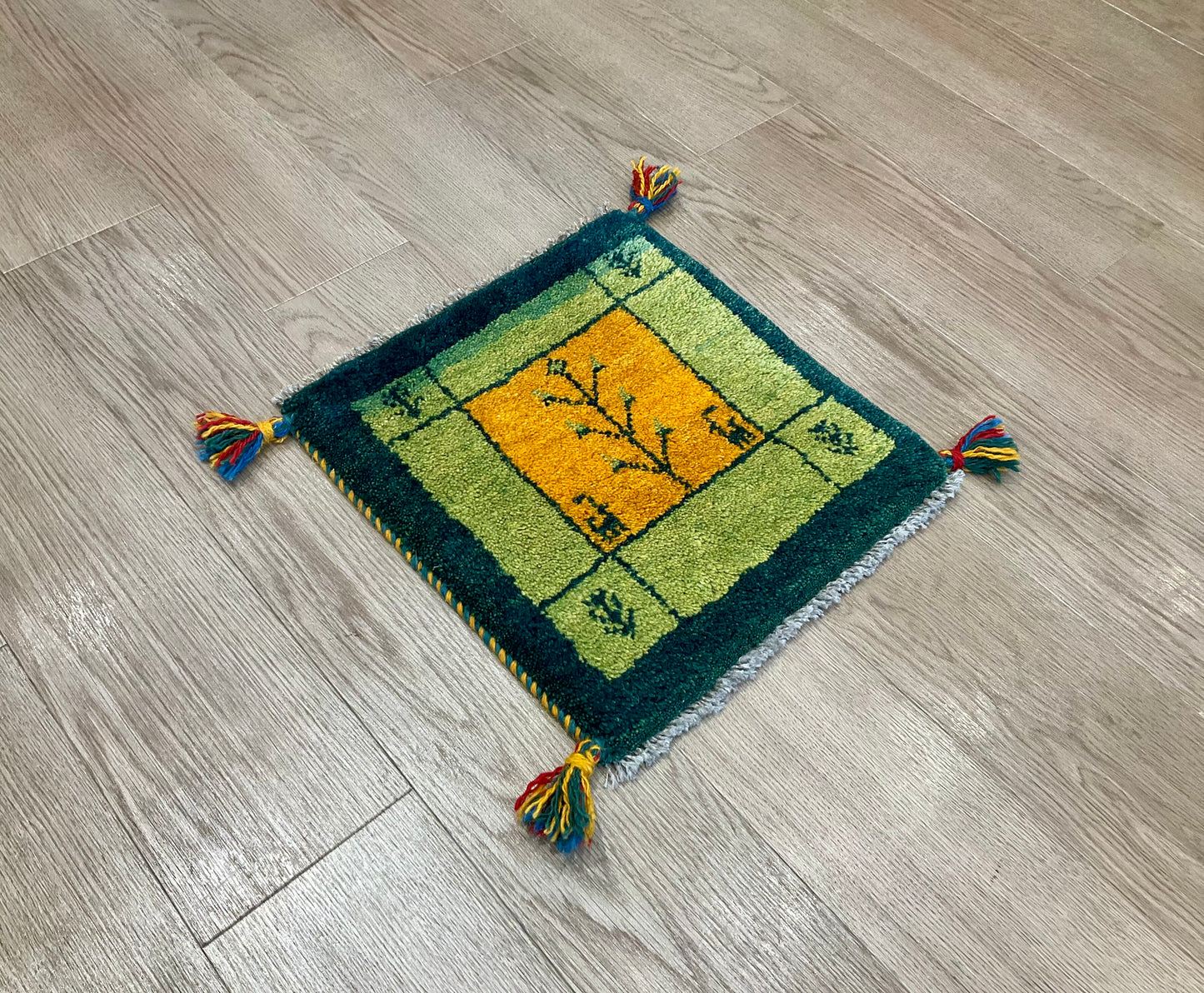 ギャッベ 40cm x 39cm T1671