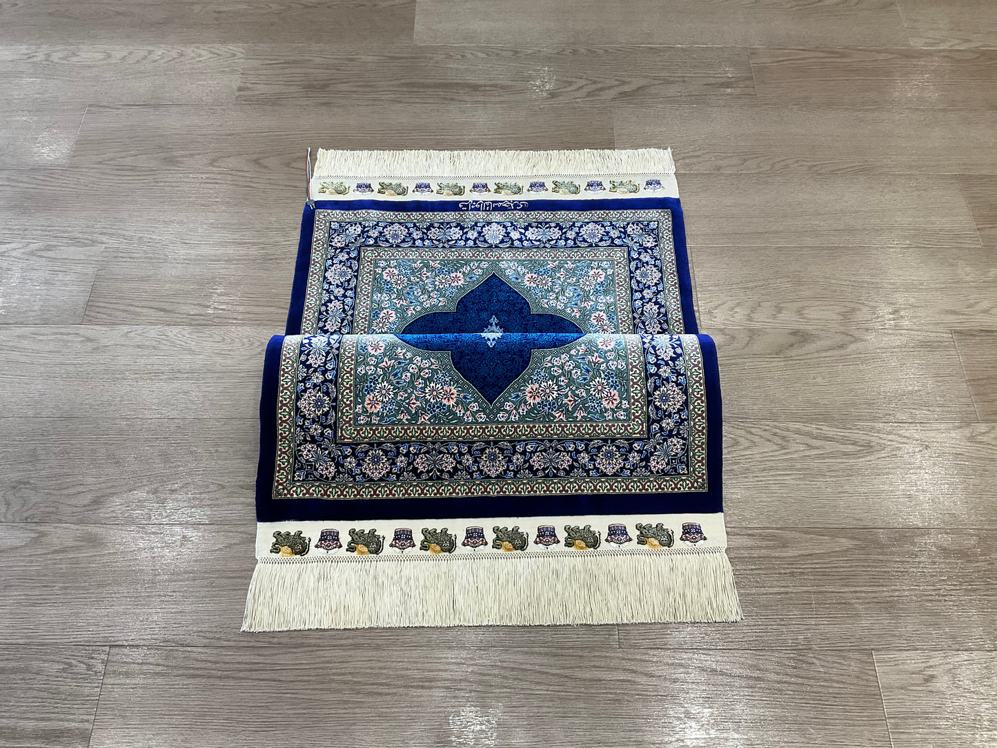 クム ジェッディ工房 92cm x 62cm PS2152