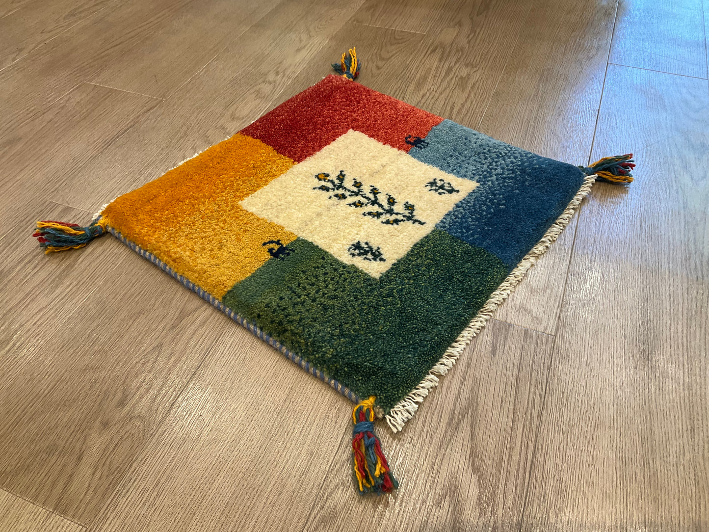 ギャッベ 43cm x 42cm T7931