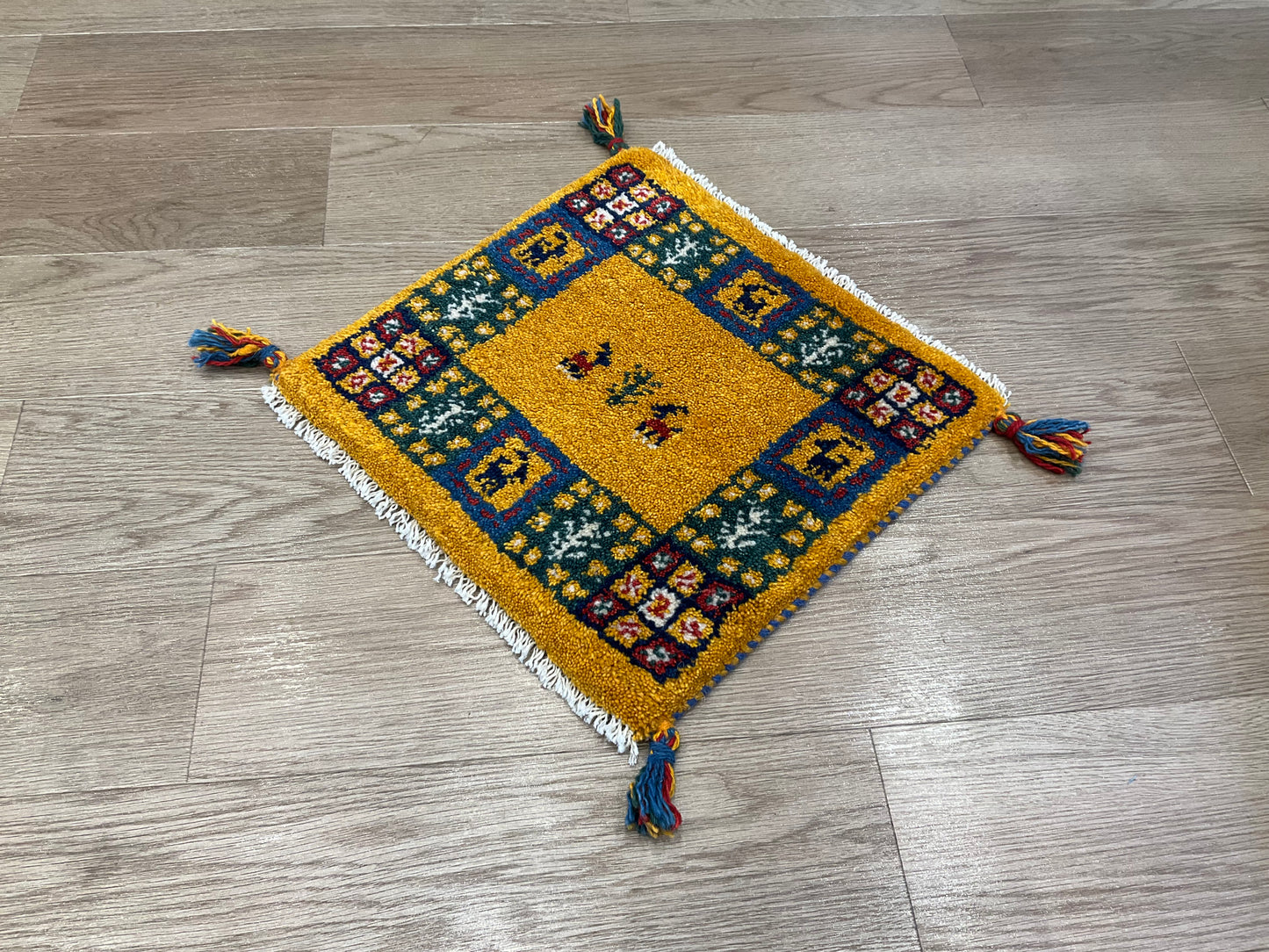 ギャッベ 41cm x 40cm T3856