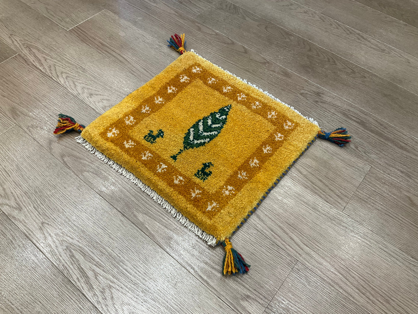 ギャッベ 43cm x 39cm Z712