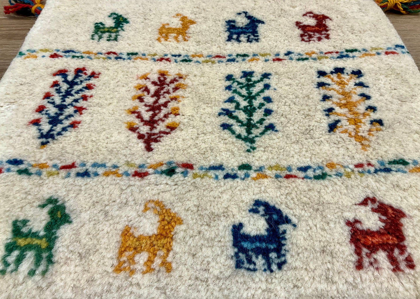 ギャッベ 43cm x 40cm Z1231