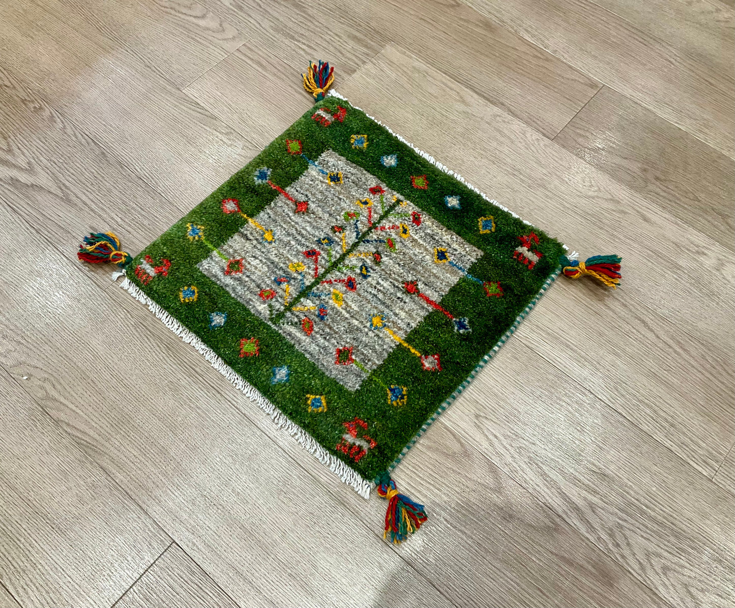 ギャッベ 45cm x 42cm Z1770