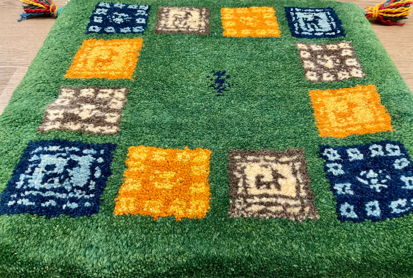 ギャッベ 43cm x 41cm Z968