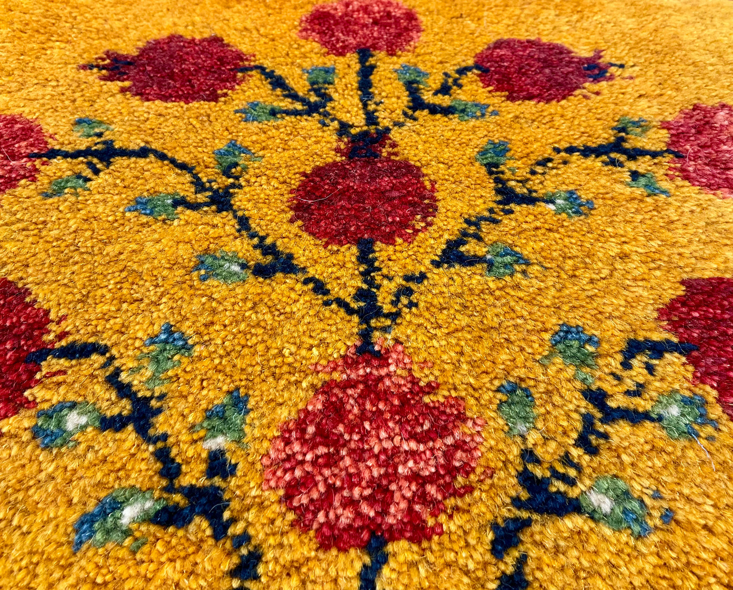 ギャッベ 43cm x 40cm Z1076