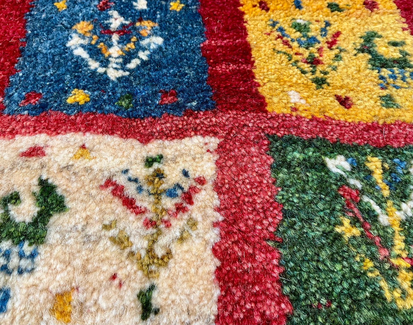 ギャッベ 46cm x 40cm Z581