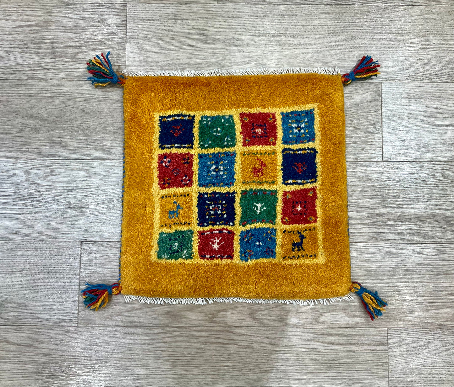 ギャッベ 42cm x 41cm Z1018