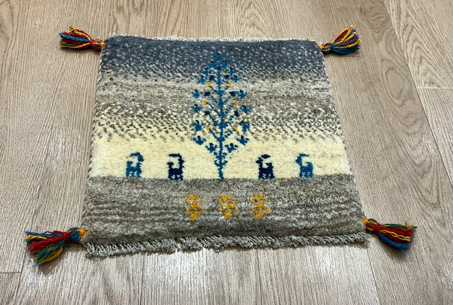 ギャッベ 41cm x 40cm T2075