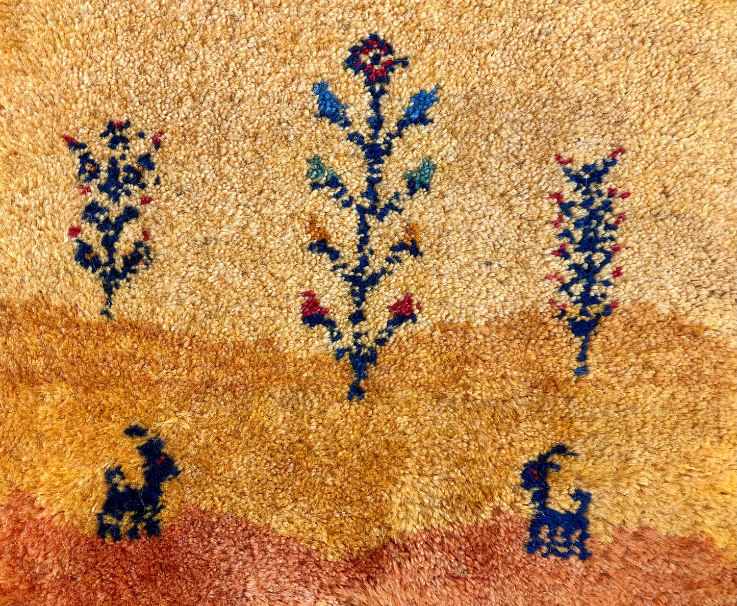 ギャッベ 43cm x 40cm Z1075