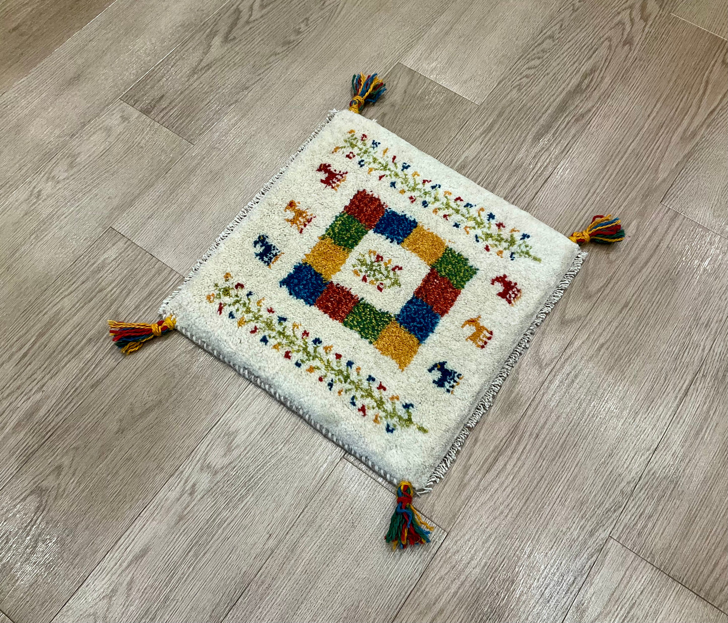 ギャッベ 42cm x 40cm Z1272