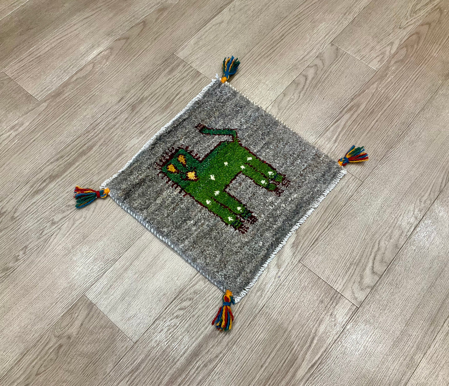 ギャッベ 42cm x 40cm Z1162