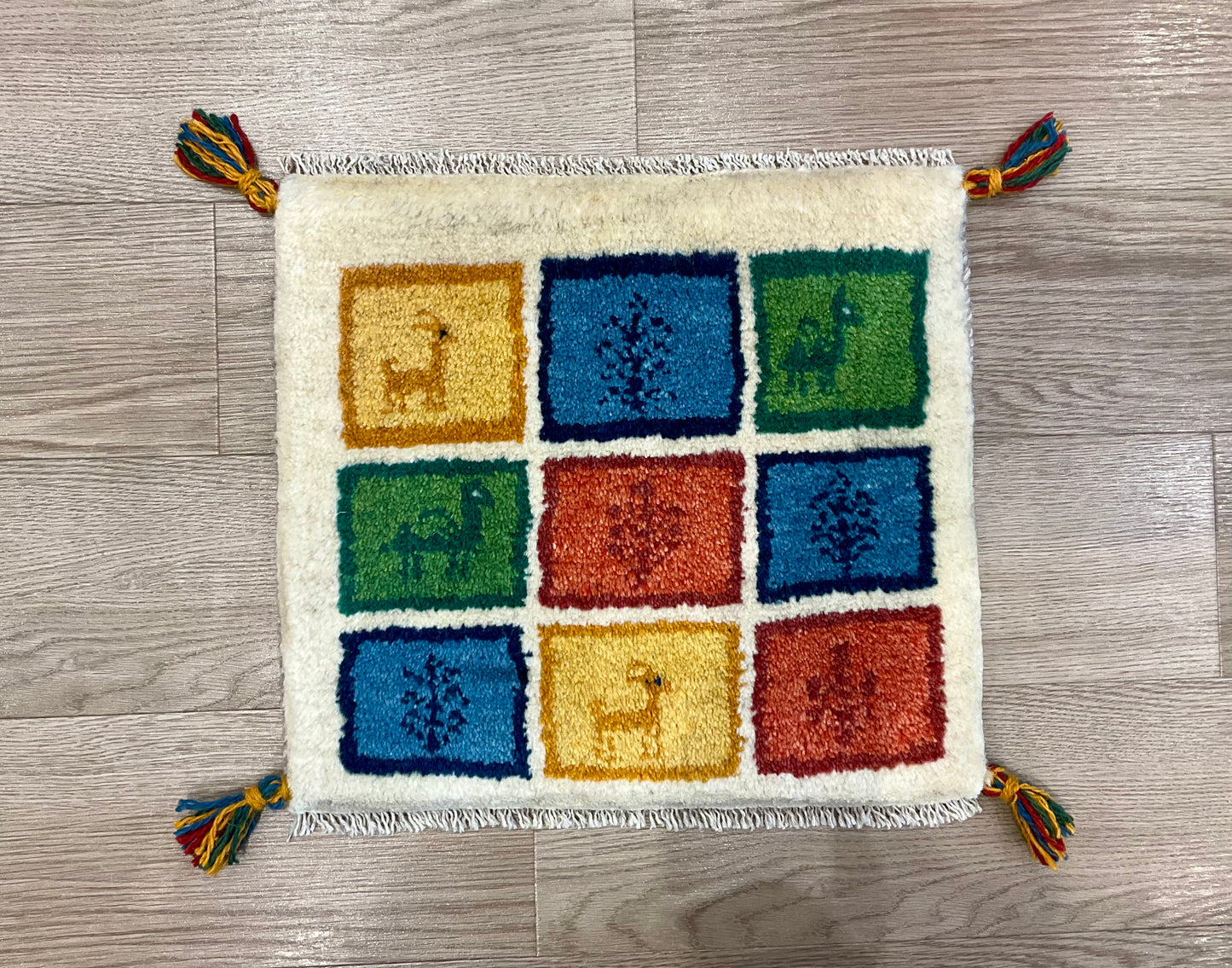 ギャッベ 42cm x 39cm Z1282