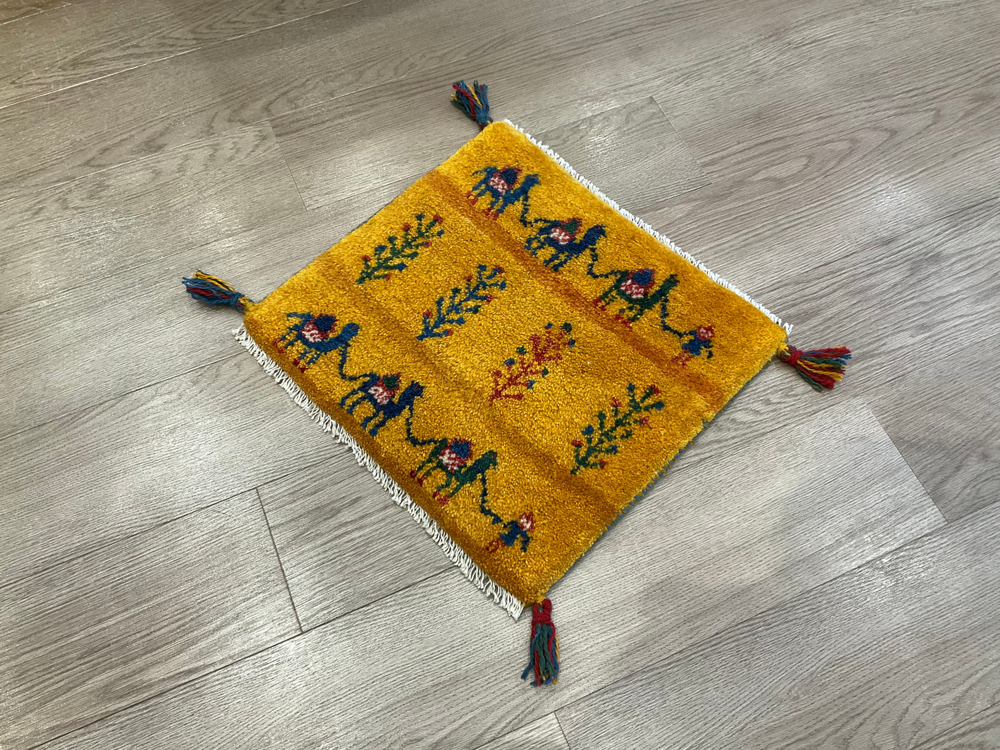 ギャッベ 44cm x 40cm Z1101