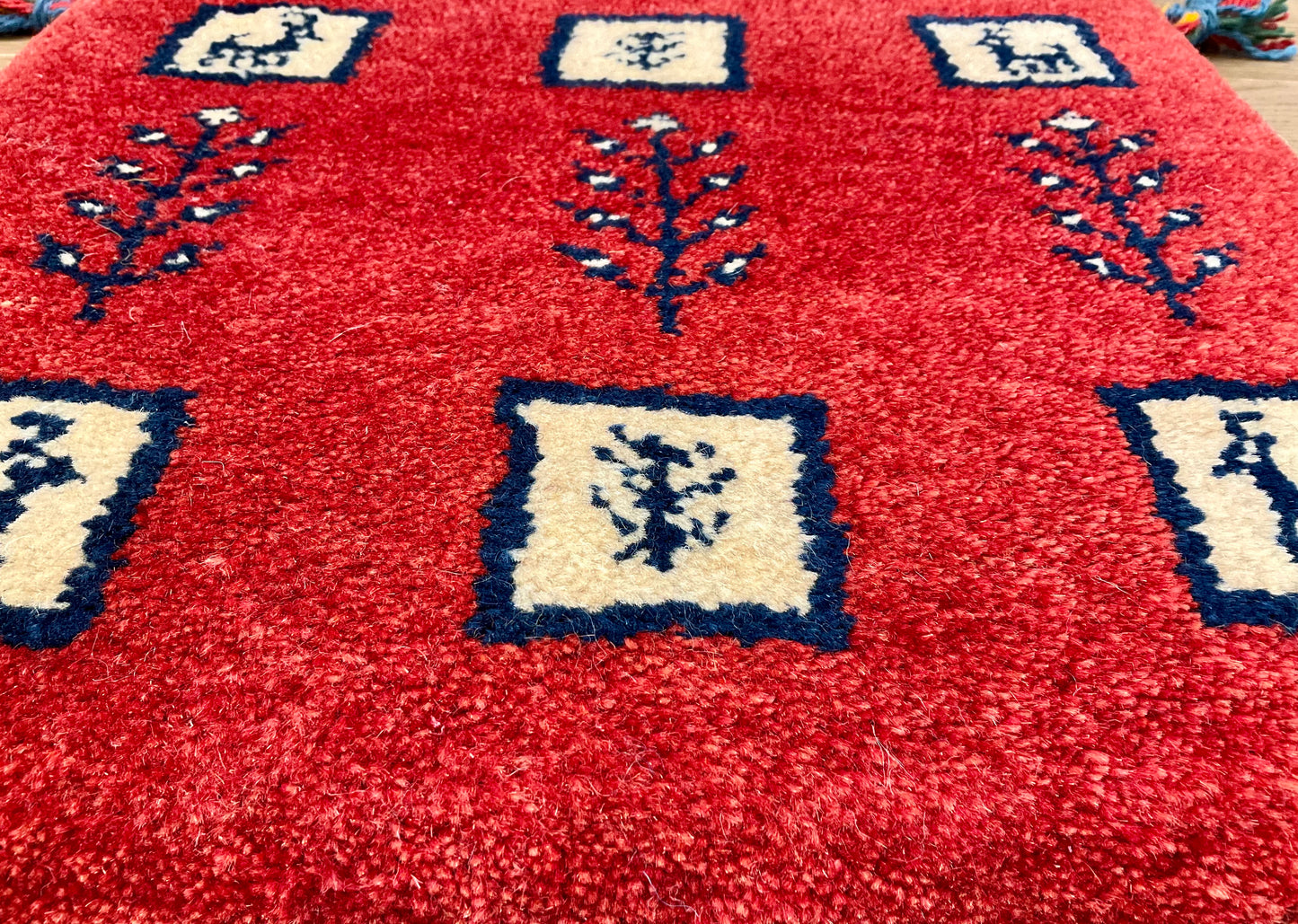 ギャッベ 43cm x 40cm Z506