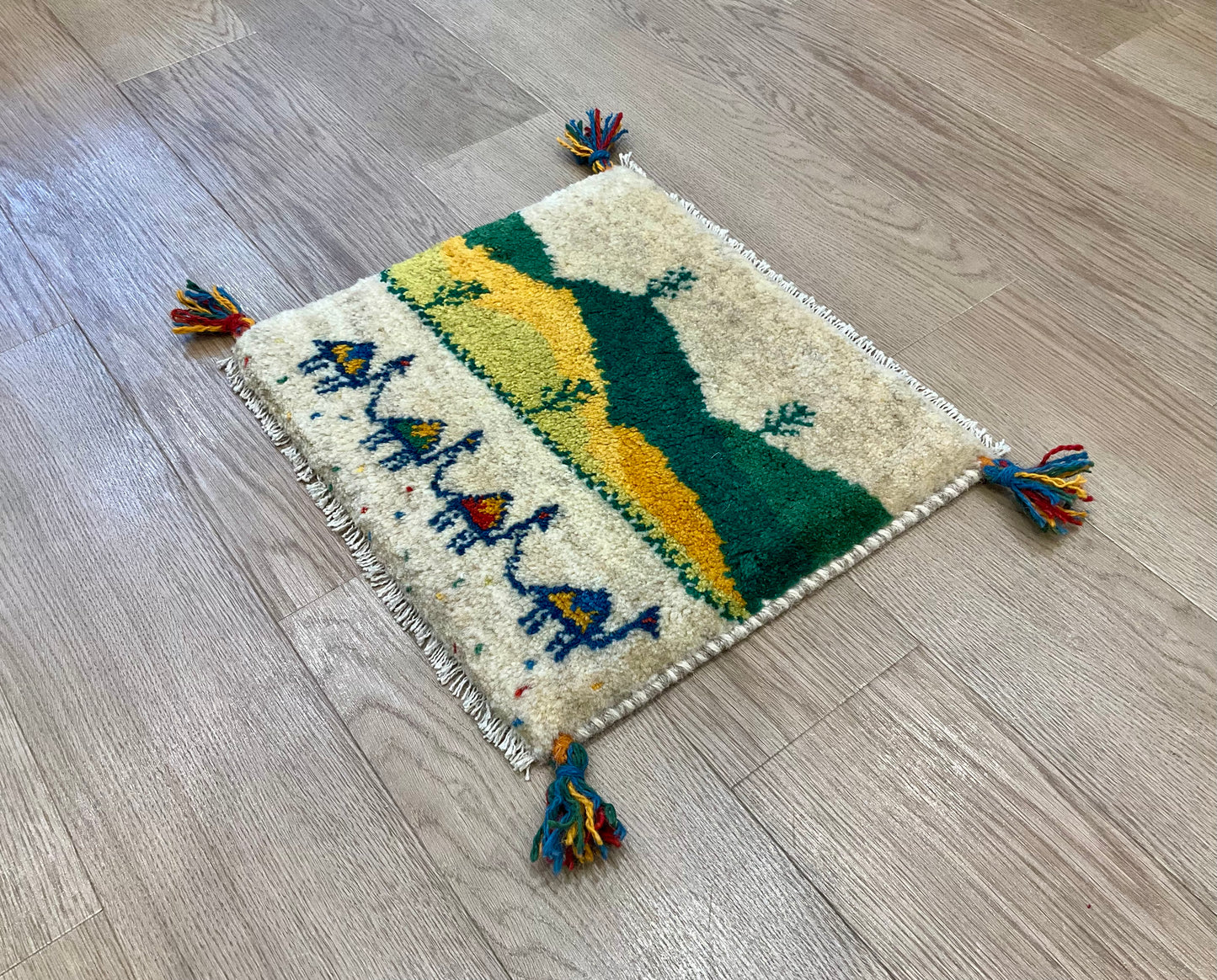ギャッベ 42cm x 38cm Z436
