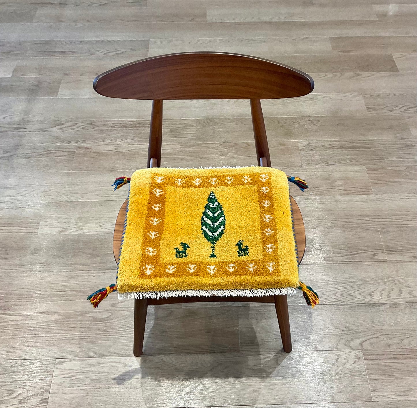 ギャッベ 43cm x 39cm Z712