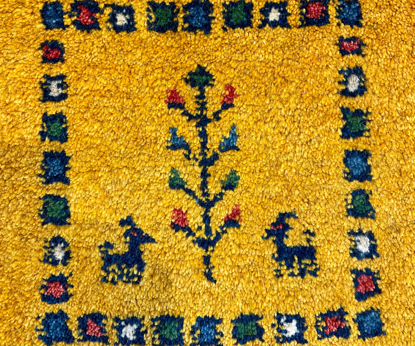 ギャッベ 43cm x 42cm Z713