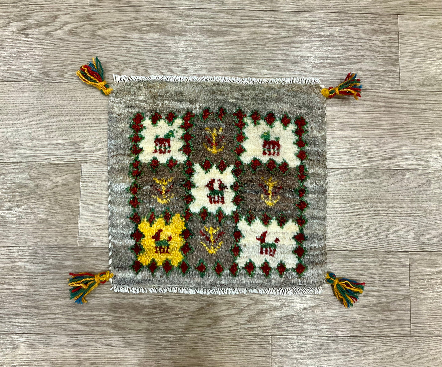 ギャッベ 40cm x 38cm Z1714