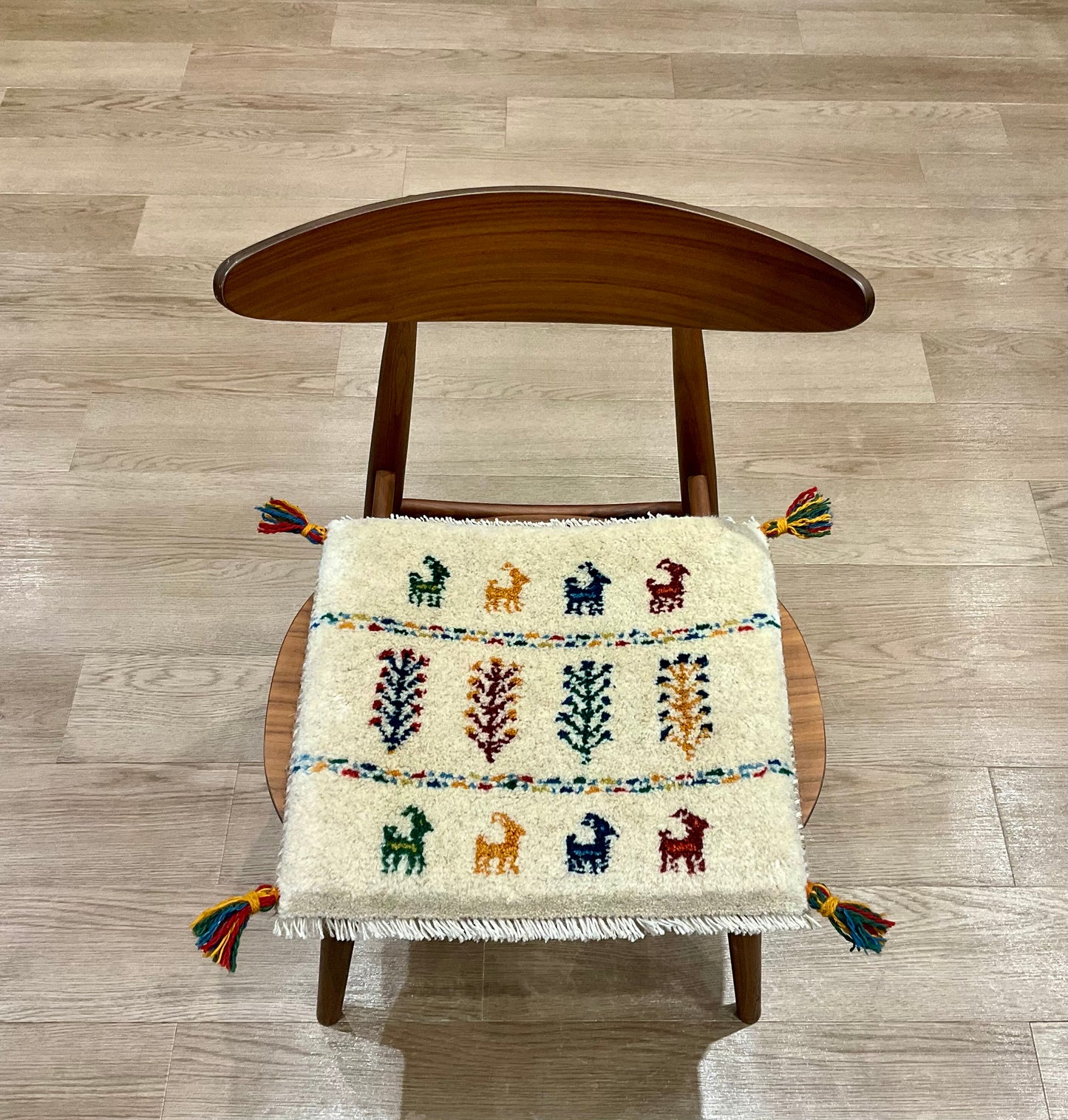 ギャッベ 43cm x 40cm Z1231