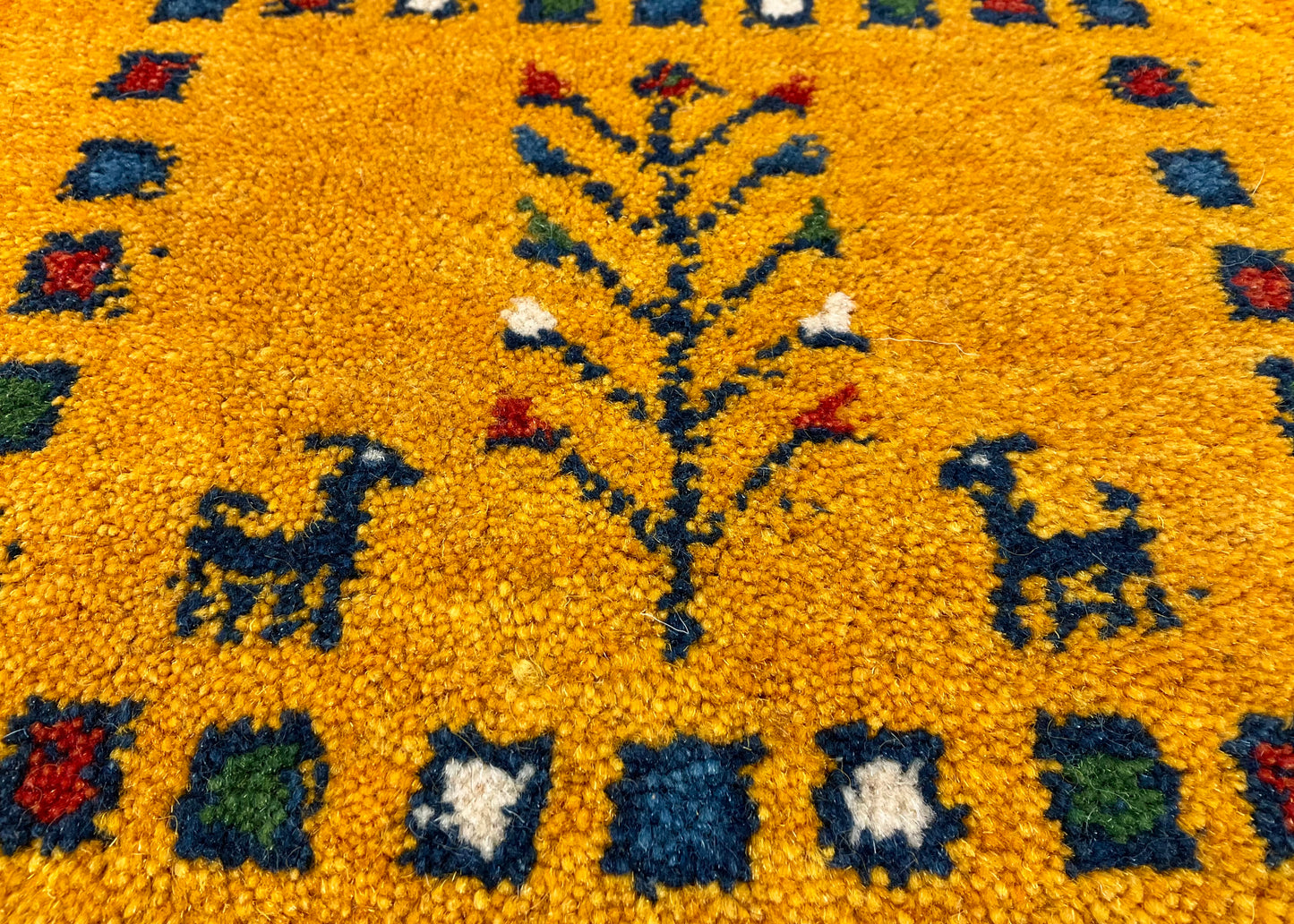 ギャッベ 40cm x 42cm Z2047