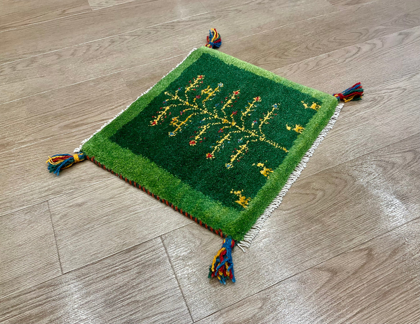 ギャッベ 40cm x 37cm Z921