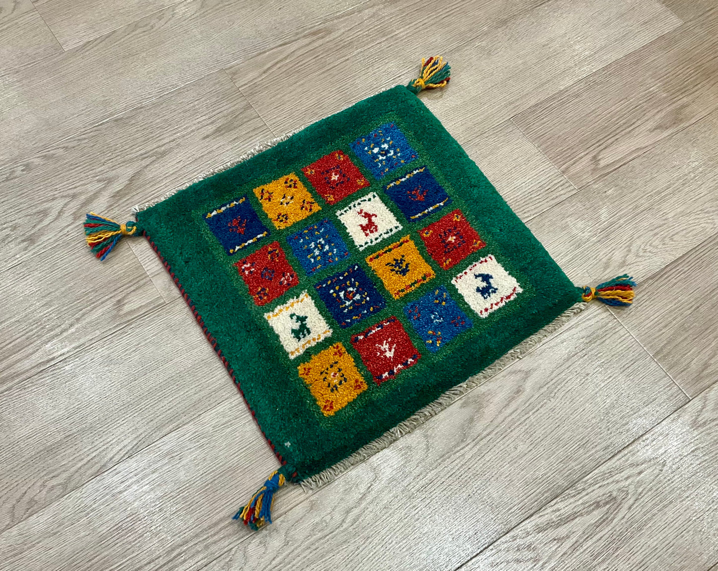 ギャッベ 44cm x 43cm Z1781