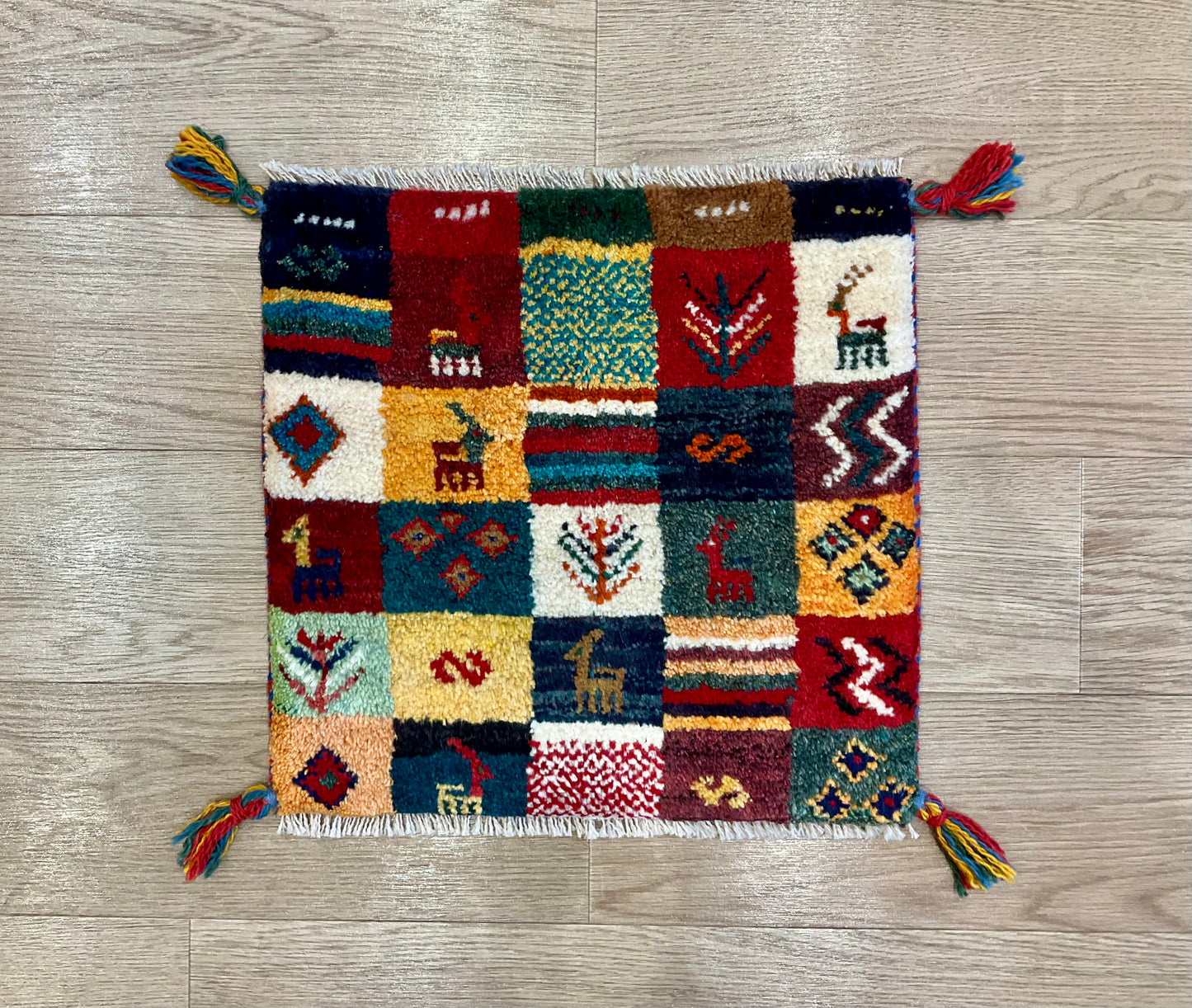ギャッベ 42cm x 40cm T6407