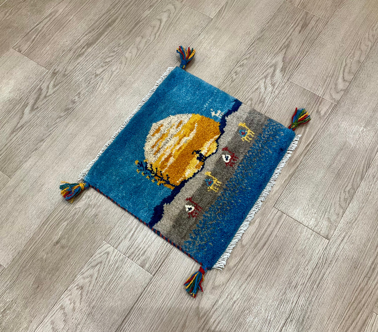 ギャッベ 43cm x 41cm Z779