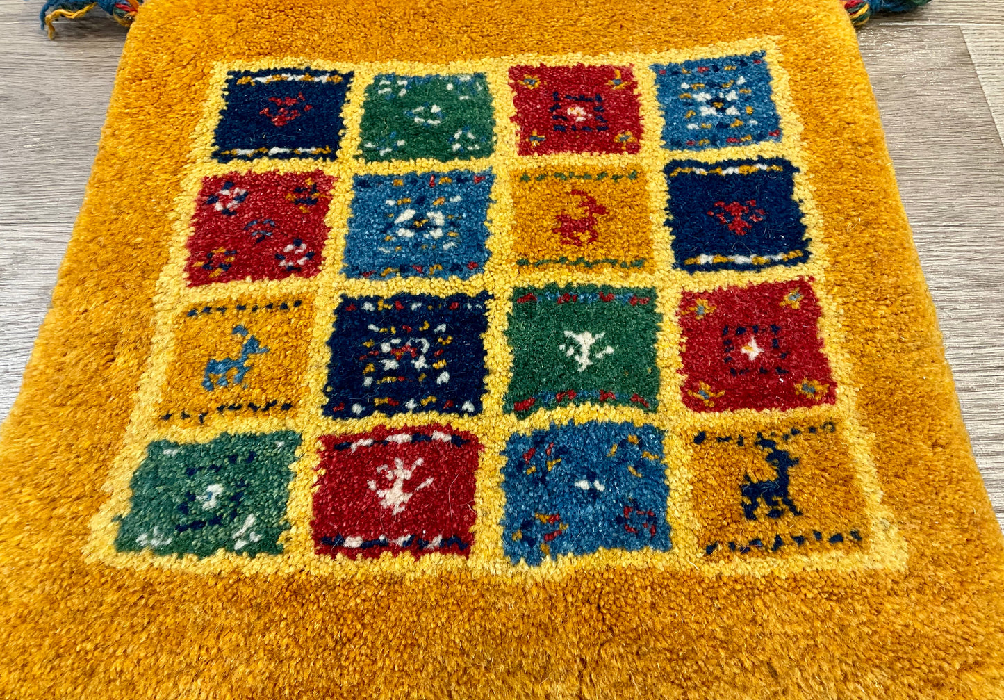 ギャッベ 42cm x 41cm Z1018