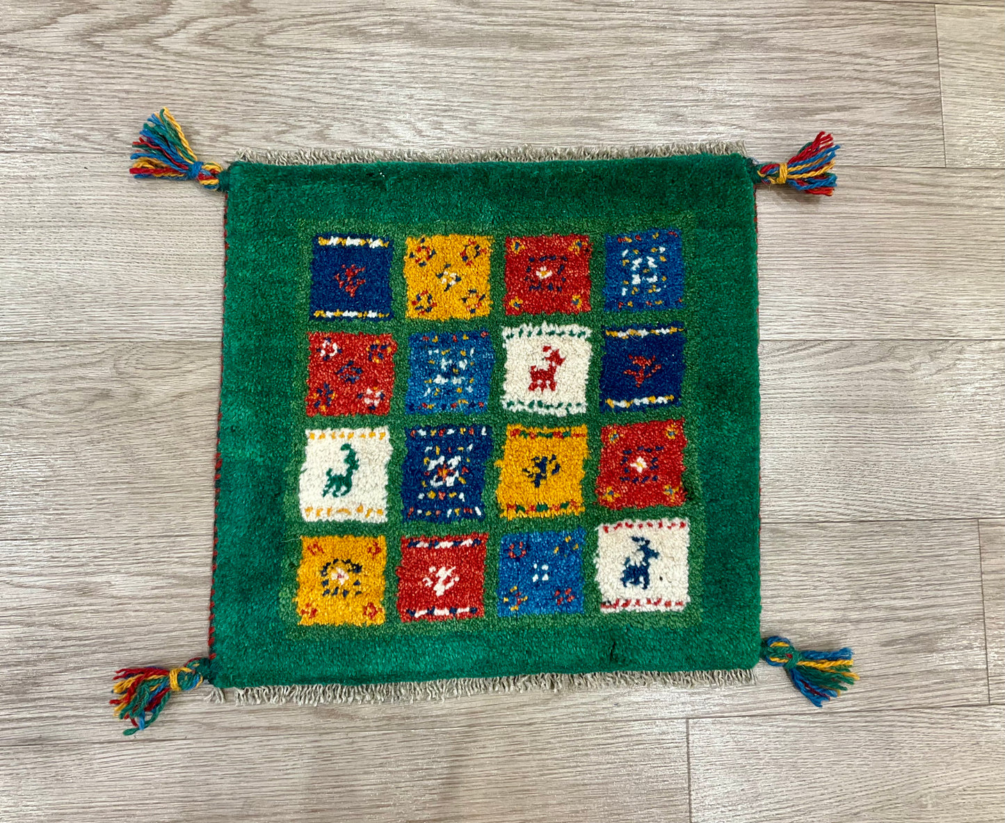 ギャッベ 43cm x 41cm Z1908