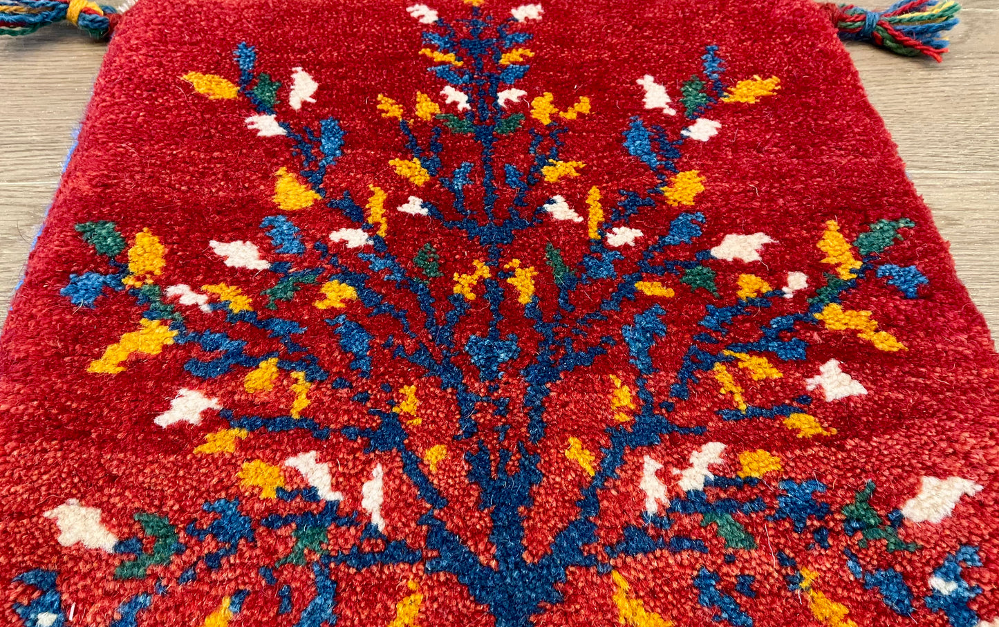 ギャッベ 39cm x 40cm Z2076