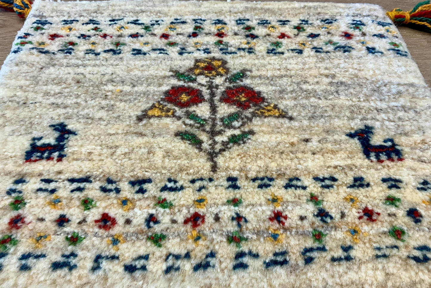 ギャッベ 42cm x 39cm Z1825