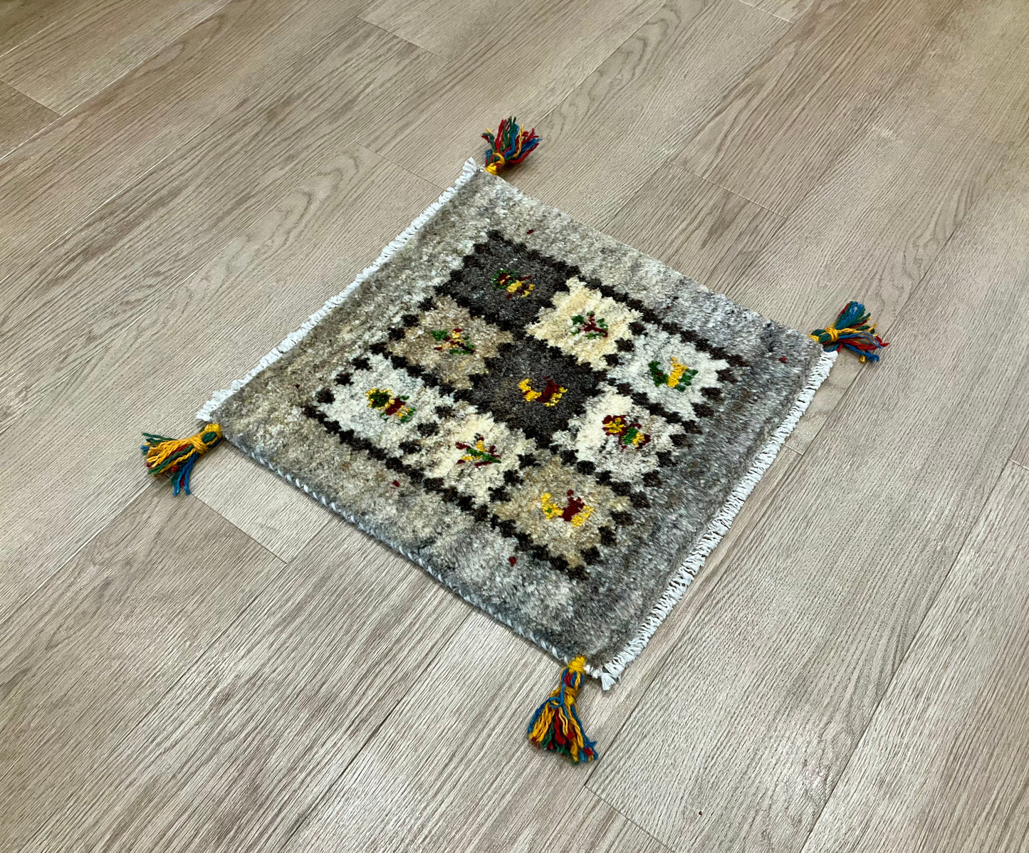 ギャッベ 43cm x 40cm Z1701