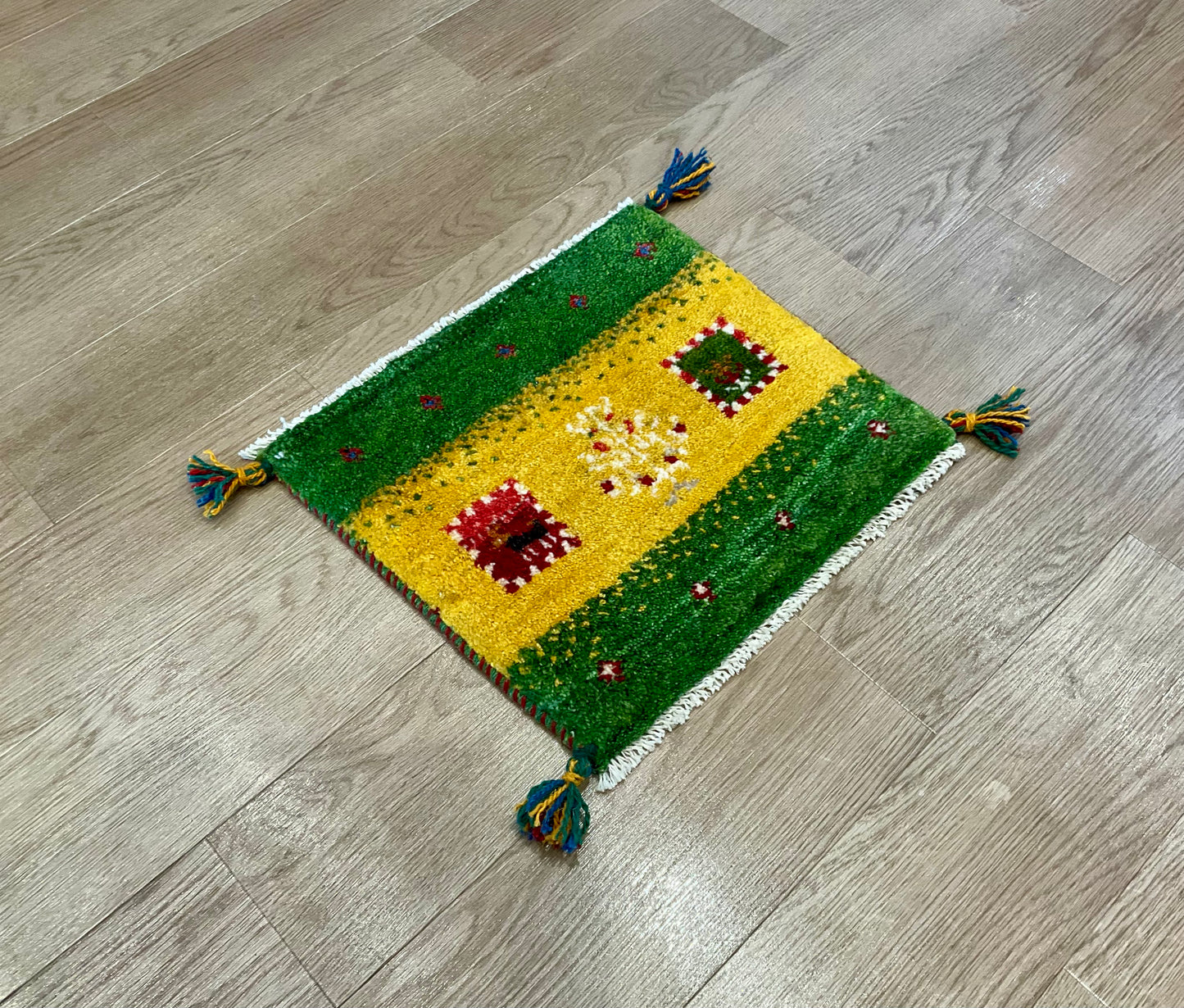 ギャッベ 44cm x 40cm Z1782