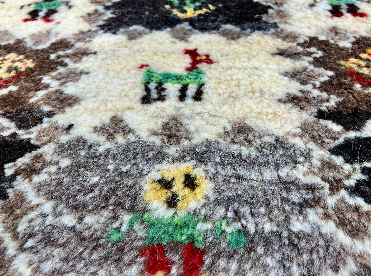 ギャッベ 44cm x 46cm Z1243