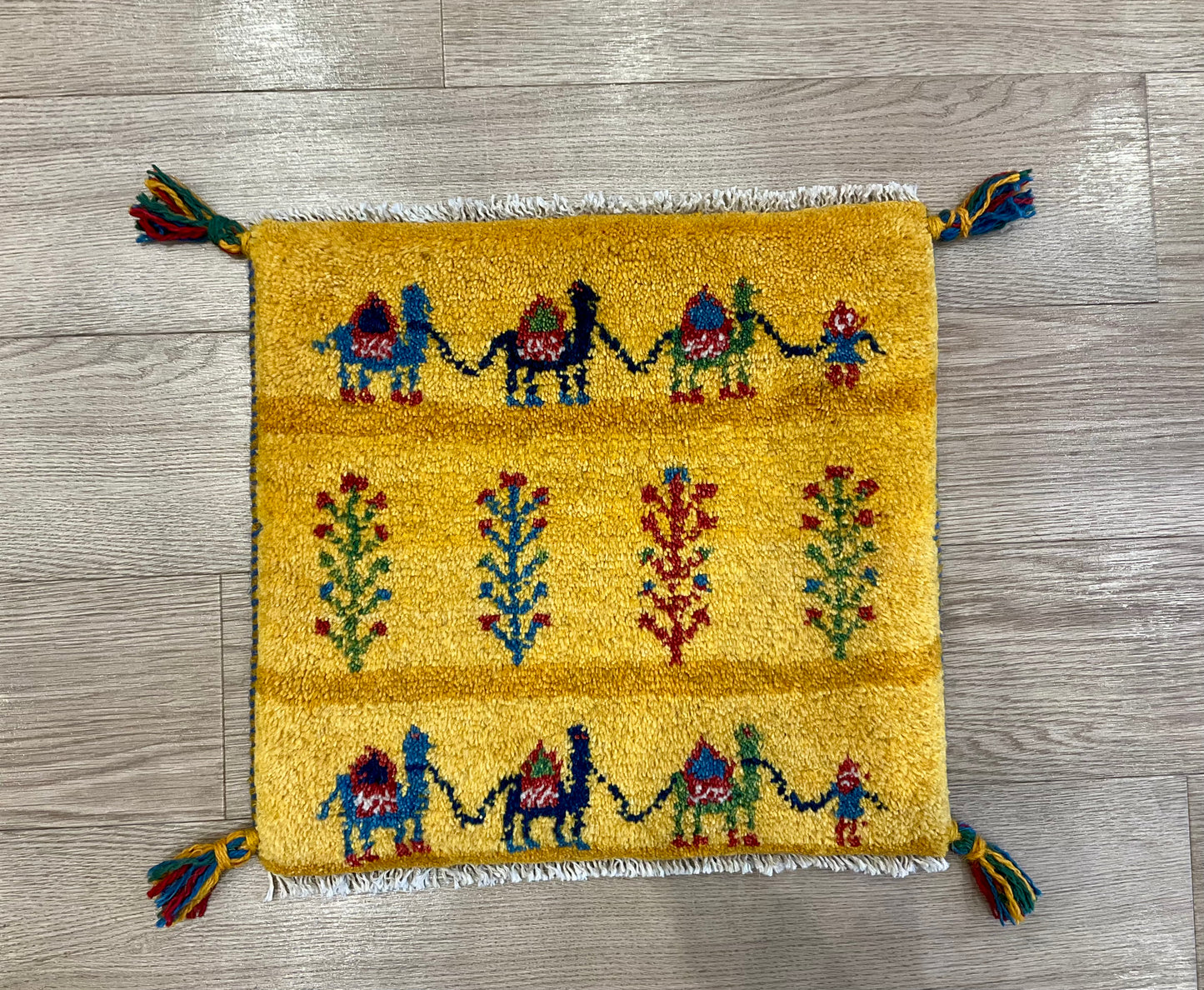 ギャッベ 43cm x 41cm Z732