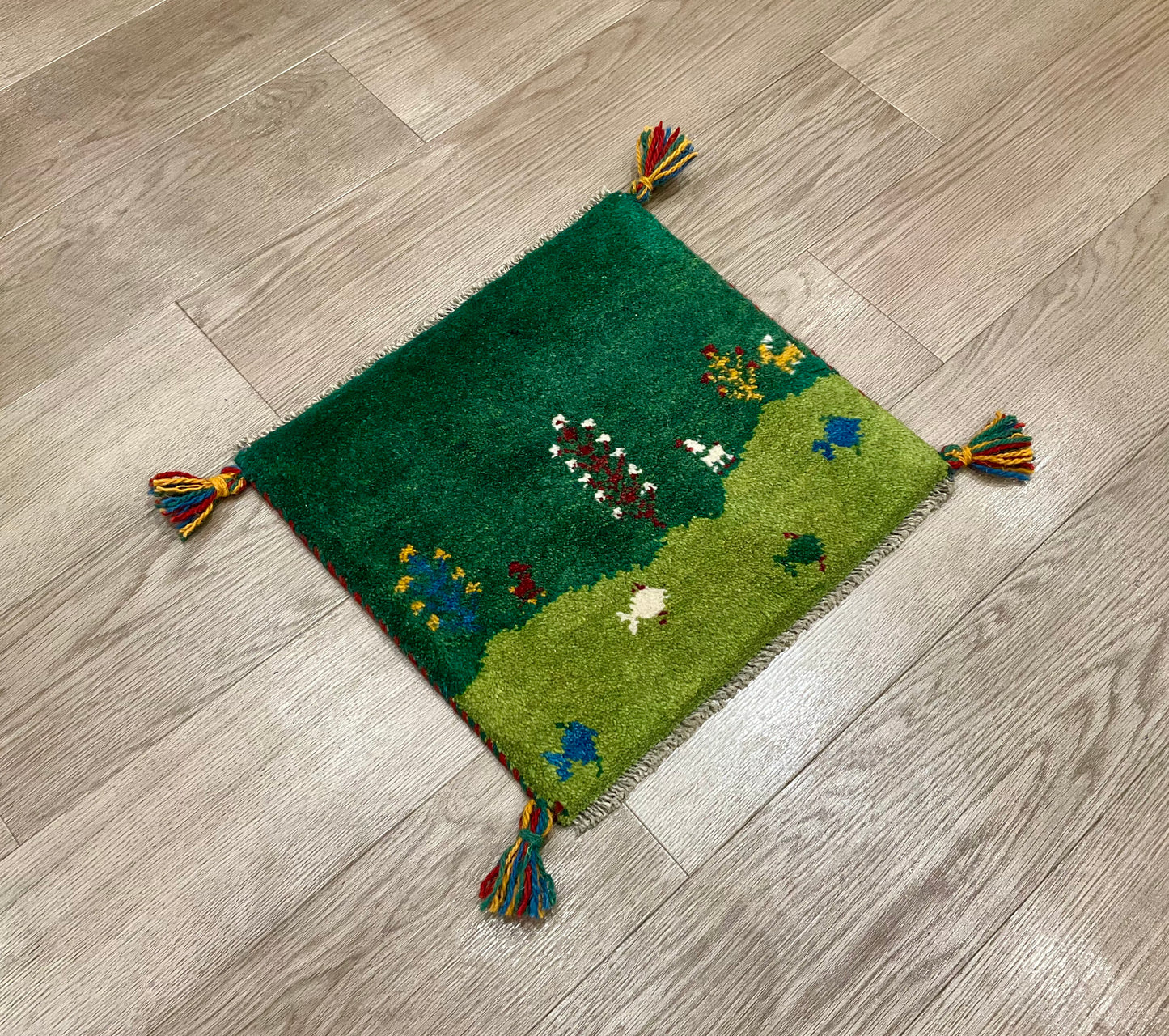 ギャッベ 40cm x 37cm Z1917