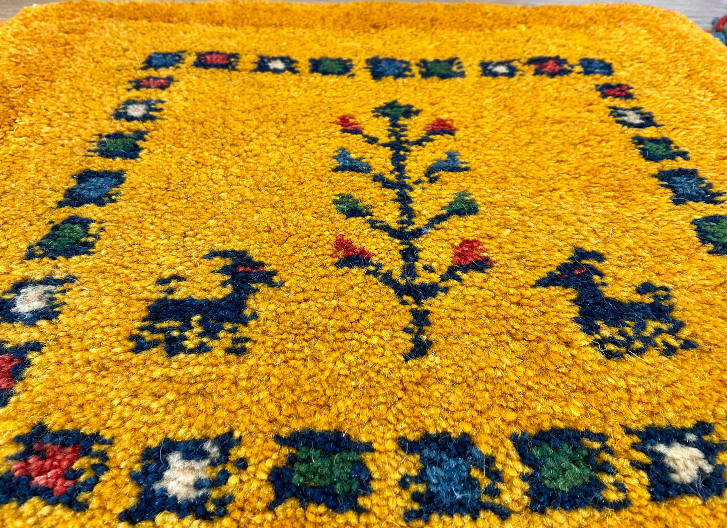 ギャッベ 43cm x 42cm Z713