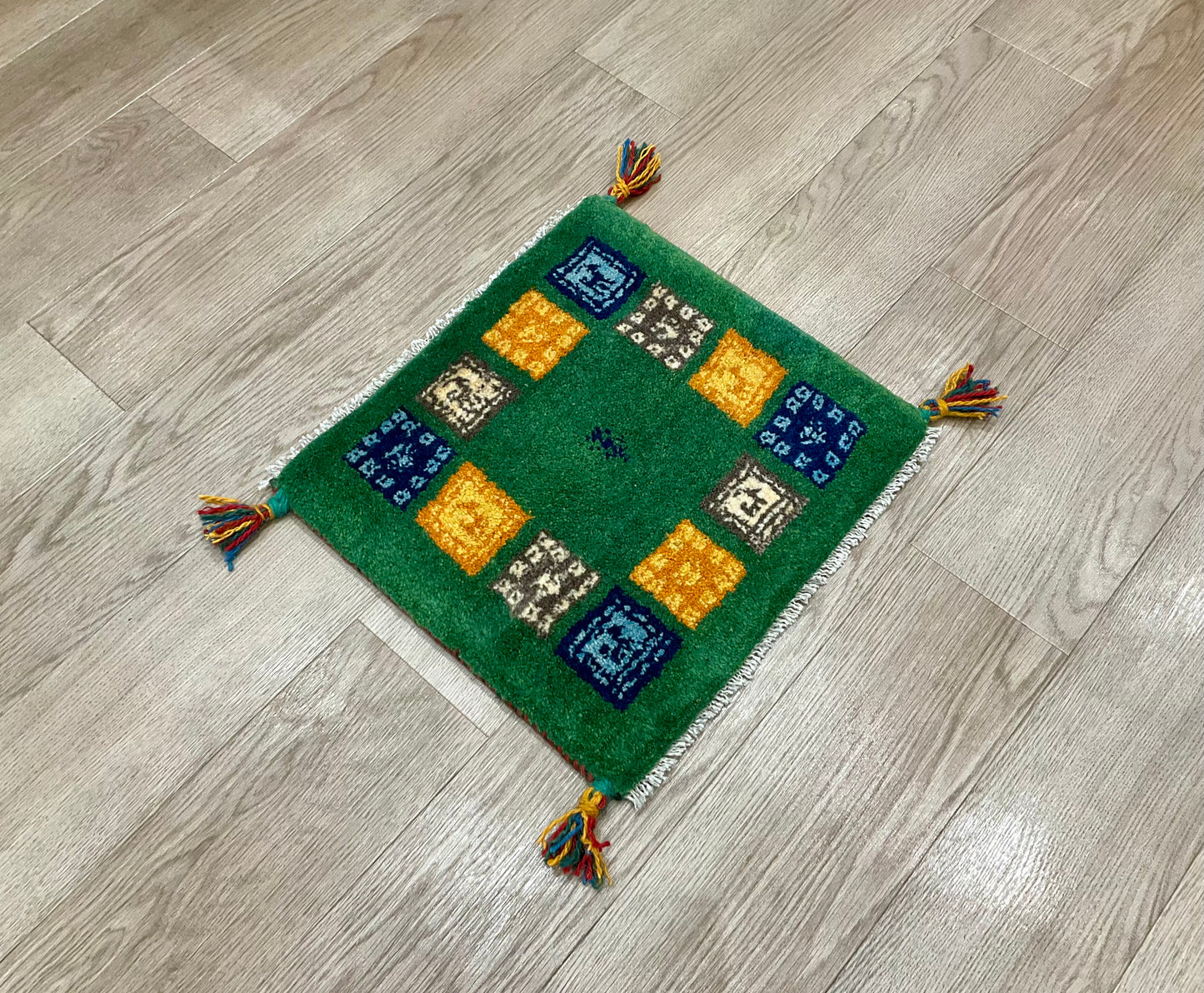 ギャッベ 43cm x 41cm Z968